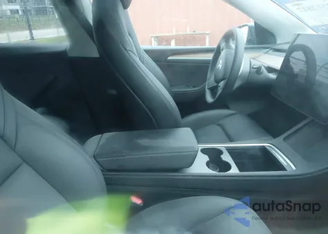 2024 Tesla Model Y Long Range Dual Motor All-Wheel Drive z USA, uszkodzony, nr VIN 7SAYGDEE9RA275956